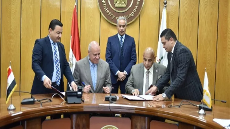 القوى العاملة و مصر للطيران يوقعان بروتوكول تعاون