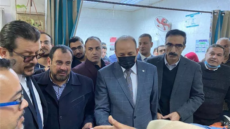 رئيس جامعة المنصورة يزور مصابي حادث اتوبيس جامعة حورس بالدقهلية