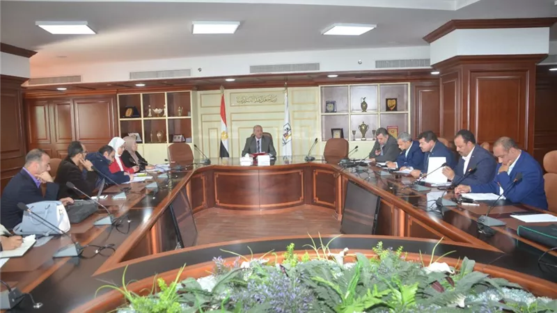 سكرتير عام بنى سويف يبحث تطوير الأداء بالمراكز التكنولوجية