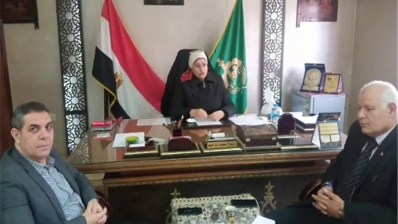مدير تعليم القليوبية تناقش المعوقات وحلولها مع مديري الإدارات