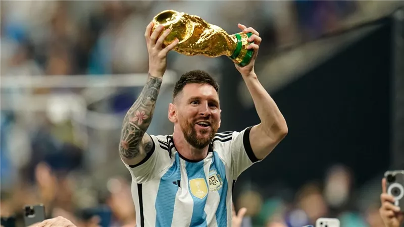 ميسي يحسم موقفه من العودة إلى برشلونة