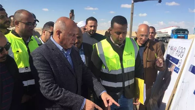 وزير النقل يتفقد مواقع العمل بالخط الثانى للقطار الكهربائى السريع