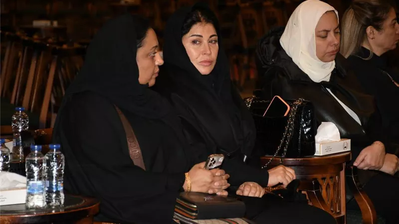 بـ مسبحة.. جومانا مراد تستقبل عزاء والدها بمسجد الشرطة .. صور