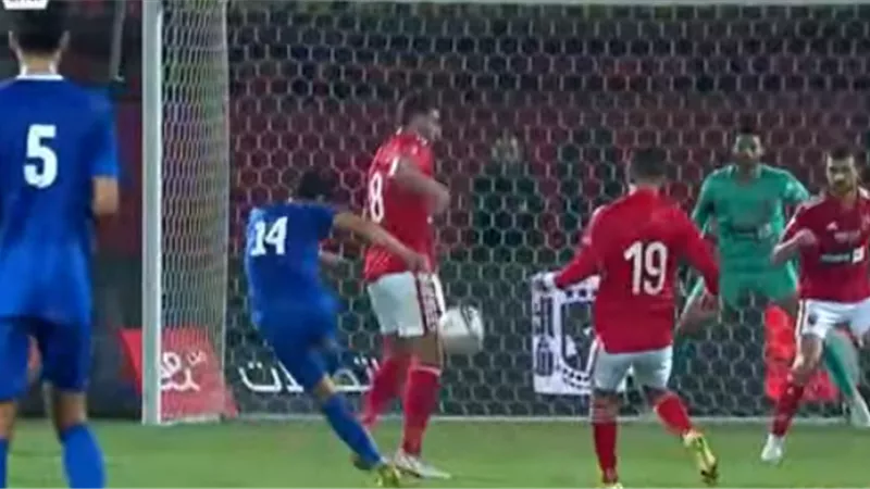 الأهلي يرفض هدية الزمالك ويتعادل سلبياً أمام سموحة