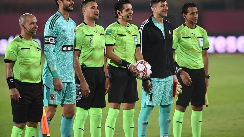 نجم الزمالك السابق يتغنى بحكم مباراة الأهلى و سموحة