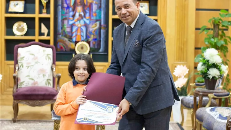 رئيس جامعة المنصورة يكرم الطفل المعجزة