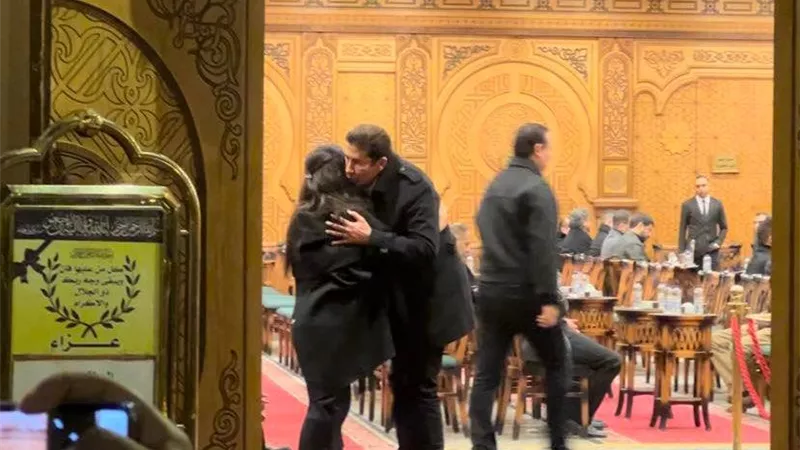 هانى رمزى وزوجته فى عزاء والد جومانا مراد.. صور