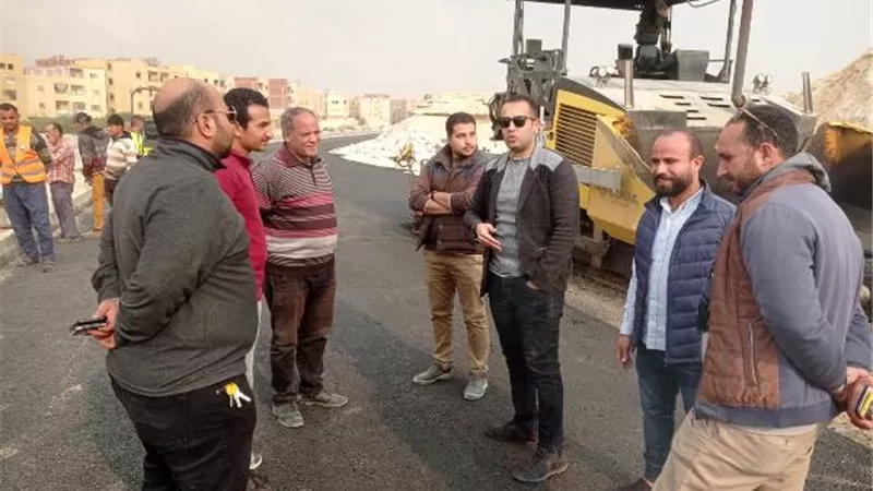 جهاز 15 مايو يكشف عن أهم مشروعات الطرق الجديدة فى المدينة.. بالصور