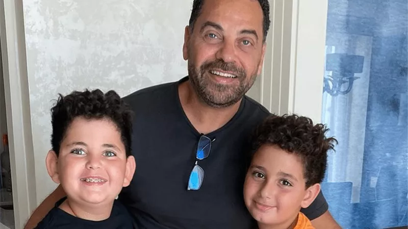 طارق العريان برفقة ابناء أصالة
