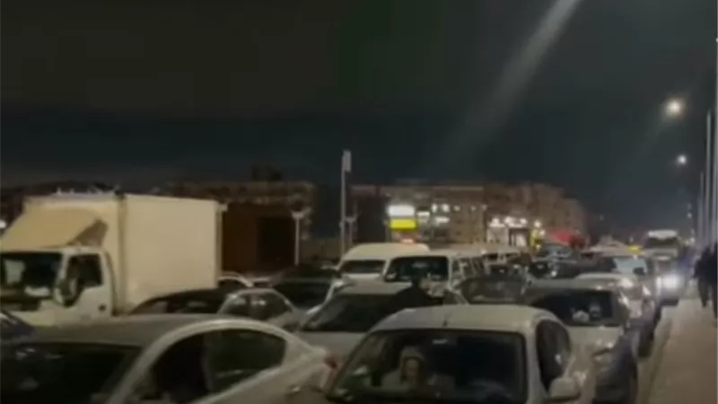 أحمد موسى ينفعل على الهواء بسبب شلل طريق الواحات.. فيديو