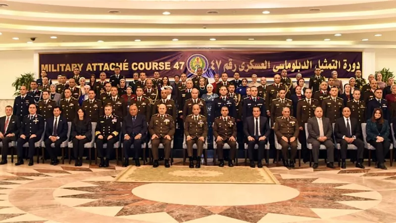 وزير الدفاع يشهد حفل تخرج دورة التمثيل الدبلوماسى العسكرى المصرى بالخارج