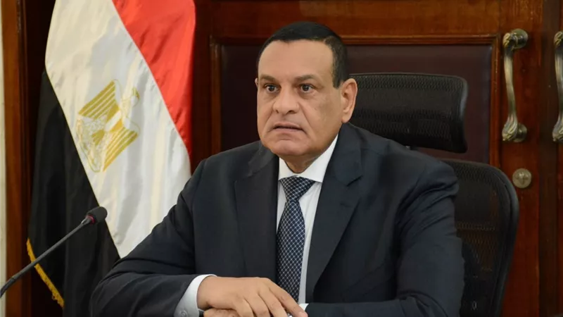 وزير التنمية المحلية يتابع جهود المحافظات لتوفير السلع الغذائية بالاسواق