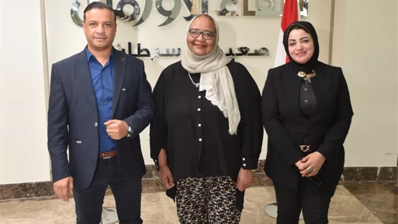 رئيس وحدة السكان المركزية بوزارة التنمية المحلية تدعم مرضى السرطان