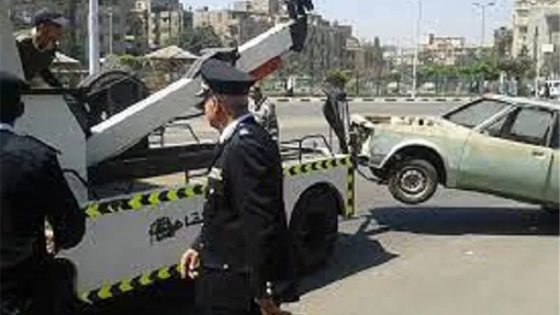 رفع 55 سيارة ودراجة نارية متروكة بالشوارع