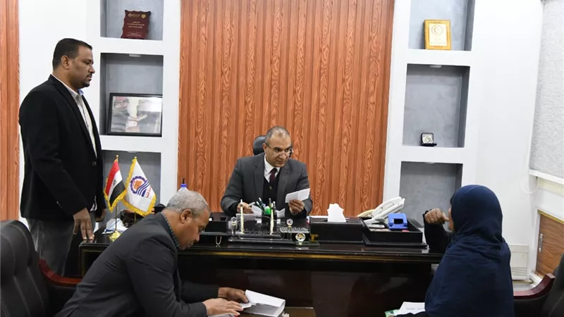 محافظ قنا يستقبل 110 مواطنا ويبحث شكاواهم ومطالبهم