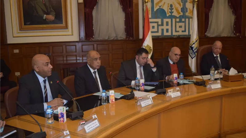 محافظ القاهرة يبحث مع الغرفة التجارية استعدادات رمضان وضبط الأسعار