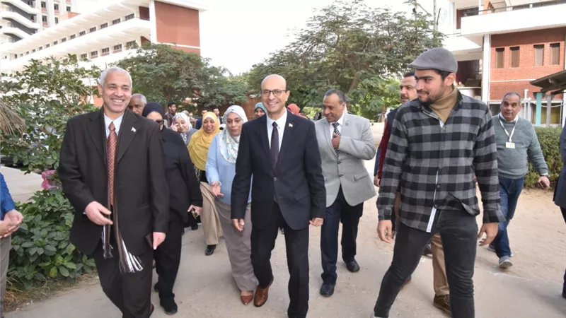 المنشاوي يفتتح المعرض الخيري الثاني والعشرين للملابس الجاهزة
