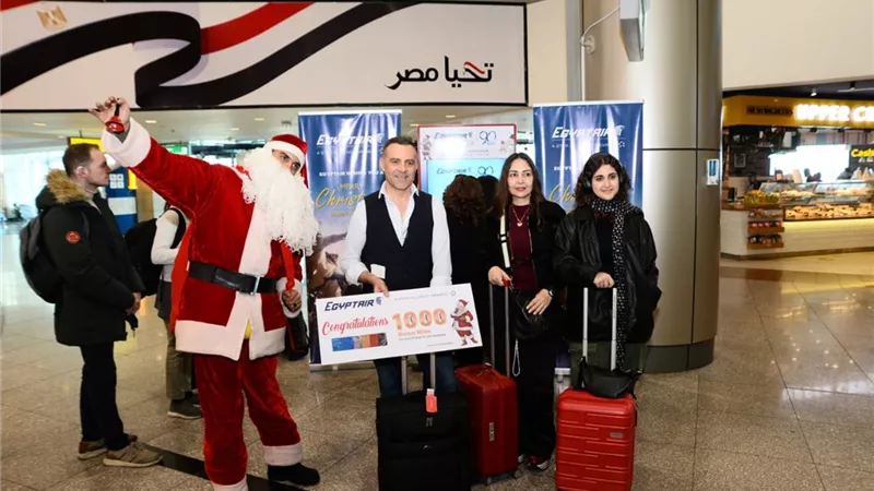 مصر للطيران تحتفل بأعياد الكريسماس مع المسافرين بمطار القاهرة