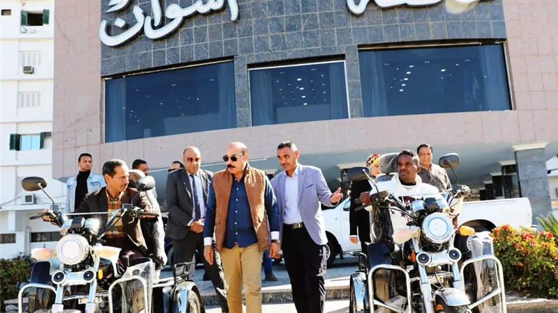 محافظ أسوان يسلم دراجتين بخاريتين لذوى الهمم..صور