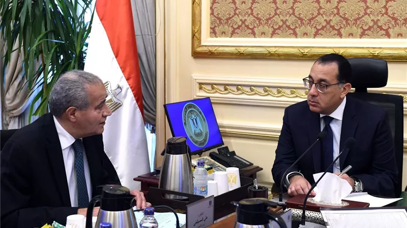 رئيس الوزراء يتابع مع وزير التموين موقف توافر السلع في الأسواق