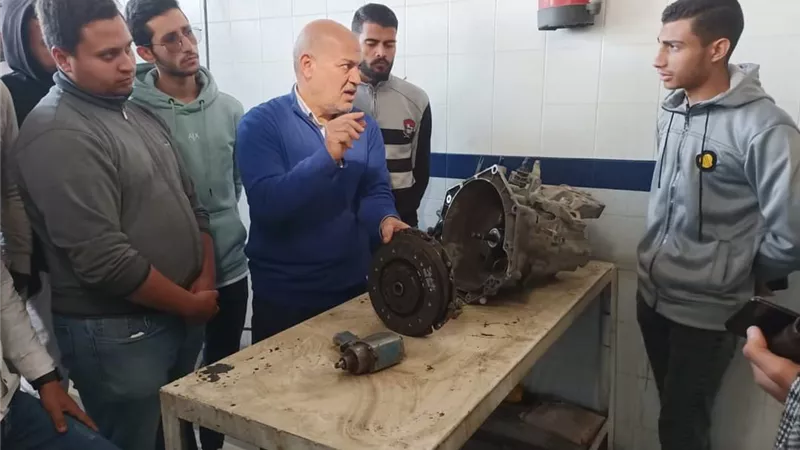 تدريب طلاب جامعة بنى سويف التكنولوجية بأحد مراكز صيانة السيارات