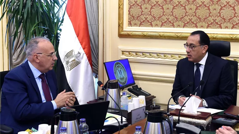 رئيس الوزراء يتابع مع وزير الري عدداً من الملفات