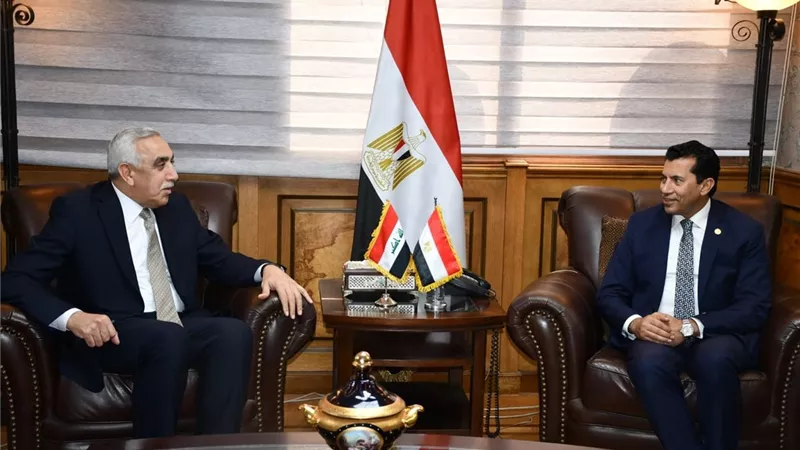 وزير الشباب يلتقي سفير العراق بمصر ويتسلم دعوة حضور 
