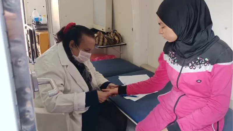 صحة الإسماعيلية تعالج 900 حالة في قافلة مجانية بالوابورات..صور
