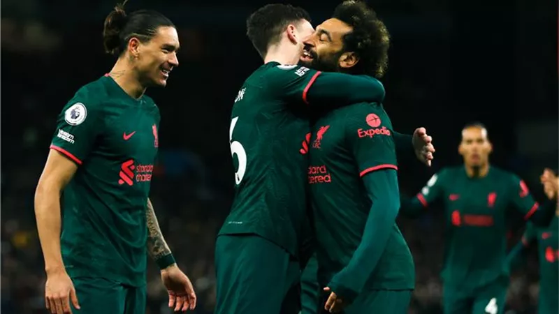 جماهير ليفربول تهتف لصلاح بعد هدفه فى مرمى استون فيلا.. فيديو