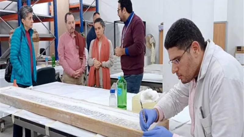 القائم بأعمال السفير الأمريكي بالقاهرة وعائلته يزورون المتحف القومي للحضارة