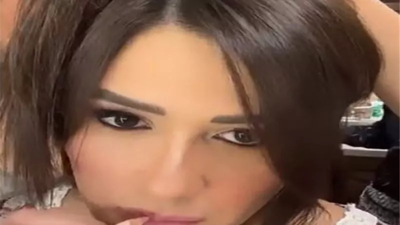 ياسمين عبد العزيز تضع المكياج فى كواليس 