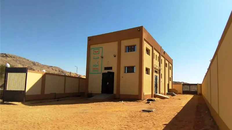 محافظ أسوان يتابع معدلات الإنجاز بالمشروعات الجارية بقرية الكلح شرق