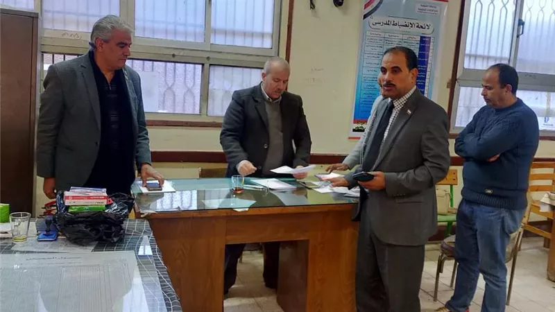 مدير تعليم الخانكة يواجه الكثافة الطلابية علي أرض الواقع