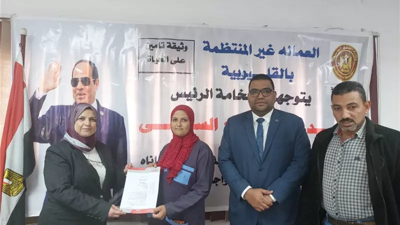 القوى العاملة بالقليوبية تسلم4403 وثائق تأمين للعمالة غير المنتظمة