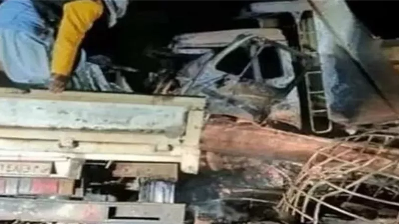 بالأسماء.. مصرع 8 وإصابة 5 فى تصادم بين سيارتين نقل بأسوان