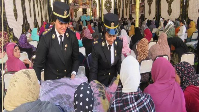الداخلية توزع مساعدات عينية على المواطنين بالمناطق الأولى بالرعاية