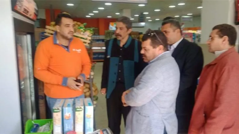 رئيس الفشن يتابع توافر السلع والمواد الغذائية بالأسواق