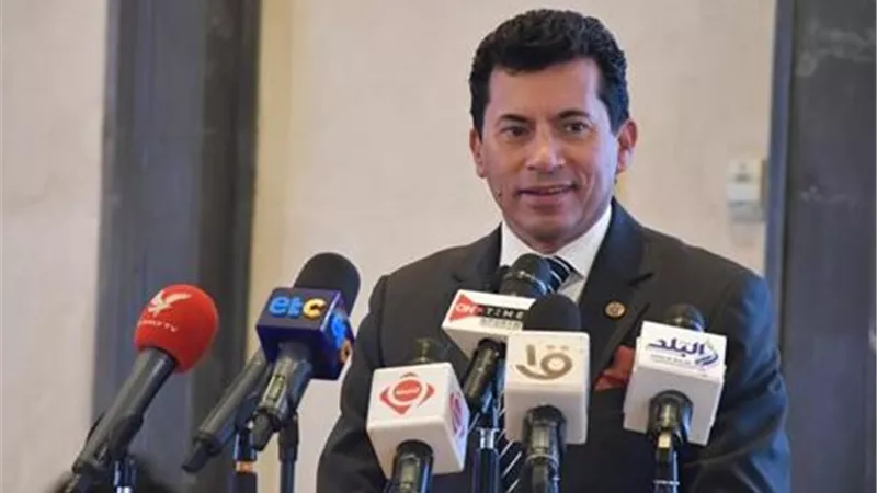 وزير الرياضة يطمئن على الحالة الصحية للطفل مالك لاعب التايكوندو