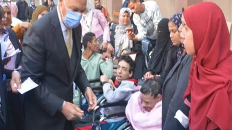 محافظ القليوبية يسلم 60 كرسي متحرك ويكرم ابطال رياضيين من ذوي الهمم