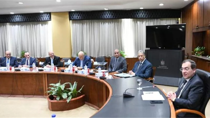 الملا يعقد اجتماعا مع رؤساء هيئة البترول والشركات القابضة