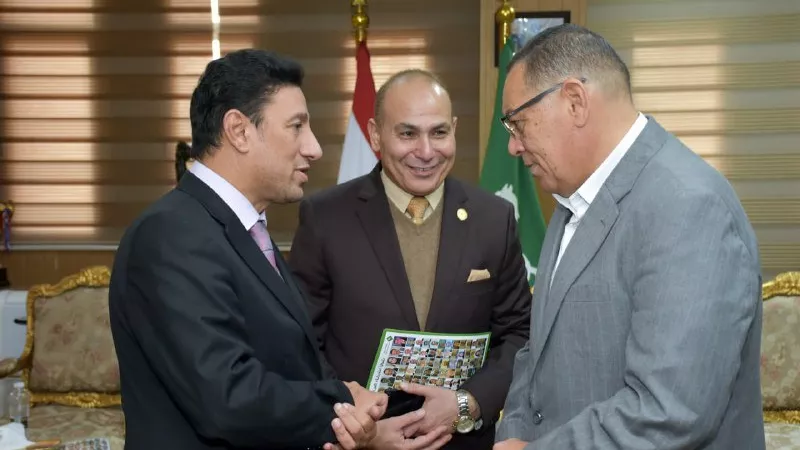 محافظ الشرقية يلتقي نقيب عام أطباء مصر للبيطريين