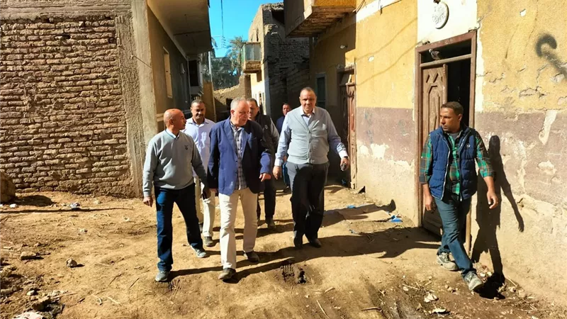 سكرتير عام الأقصر يتفقد أعمال مشروعات حياة كريمة بقرية النجوع بإسنا
