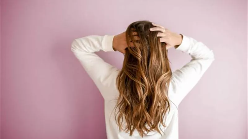 تعرف على فوائد زيت إكليل الجبل لشعر صحى وناعم