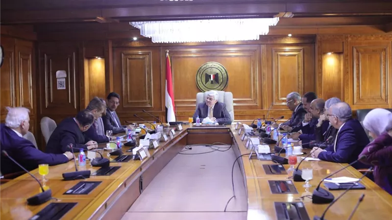 عاشور : بحث عقد شراكات بين الجامعات الأهلية الجديدة الأجنبية