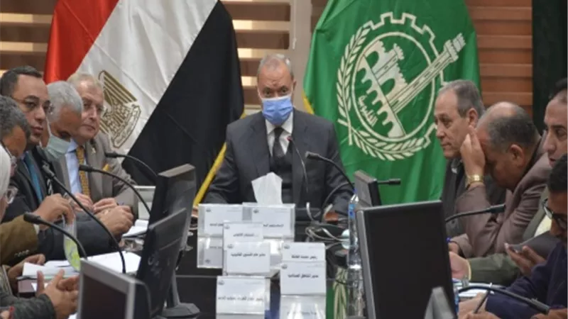 محافظ القليوبية يبحث مشكلات المستثمرين بالمناطق الصناعية بالخانكة