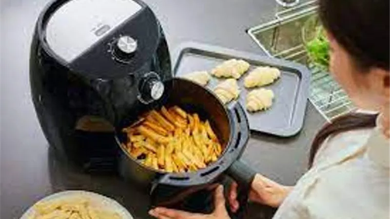 خبيرة تغذية تحسم الجدل حول خطورة المقلاة الهوائية