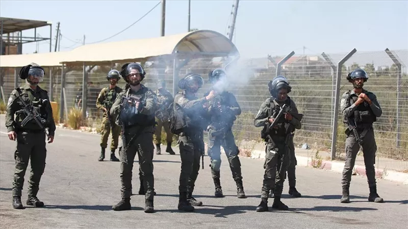 إصابة 11 فلسطينيا بالاختناق جراء استخدام الجيش الإسرائيلى الغاز
