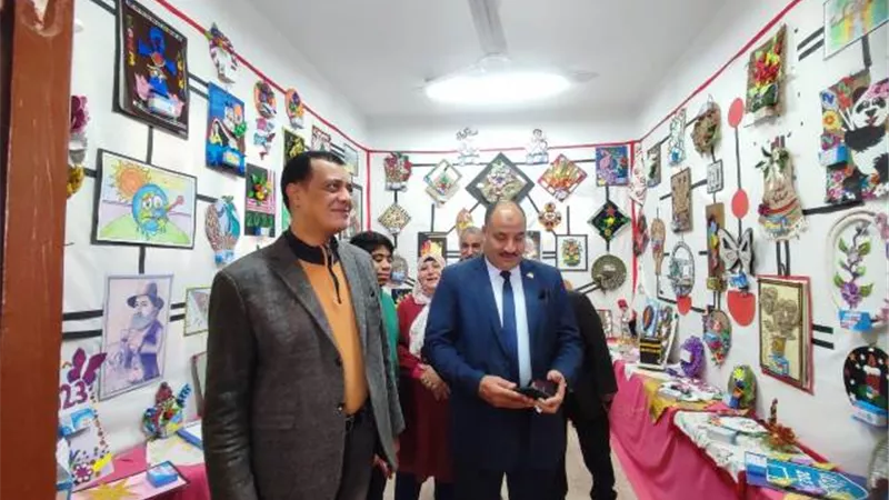 وكيل وزارة التعليم بقنا يفتتح معرض نتائج العام الميلادى الجديد