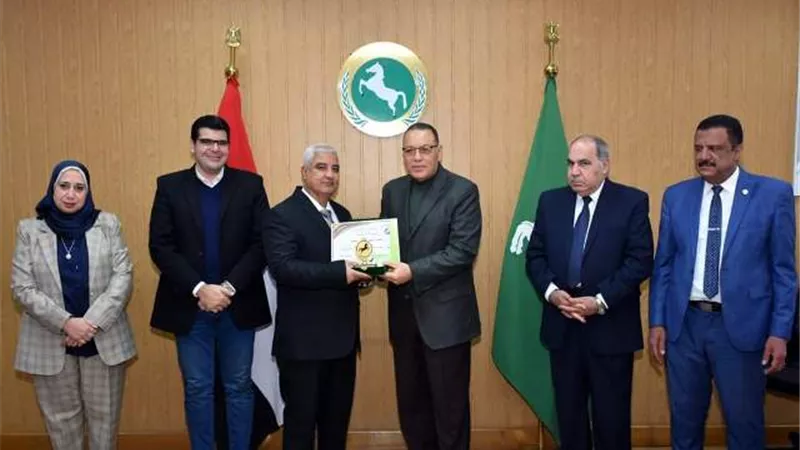 محافظ الشرقية يُكرم رؤساء الزقازيق ومنيا القمح وأبوحماد