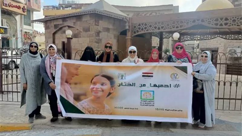 قومى المرأة بالبحر الأحمر يواصل اعمال حملة طرق الابواب
